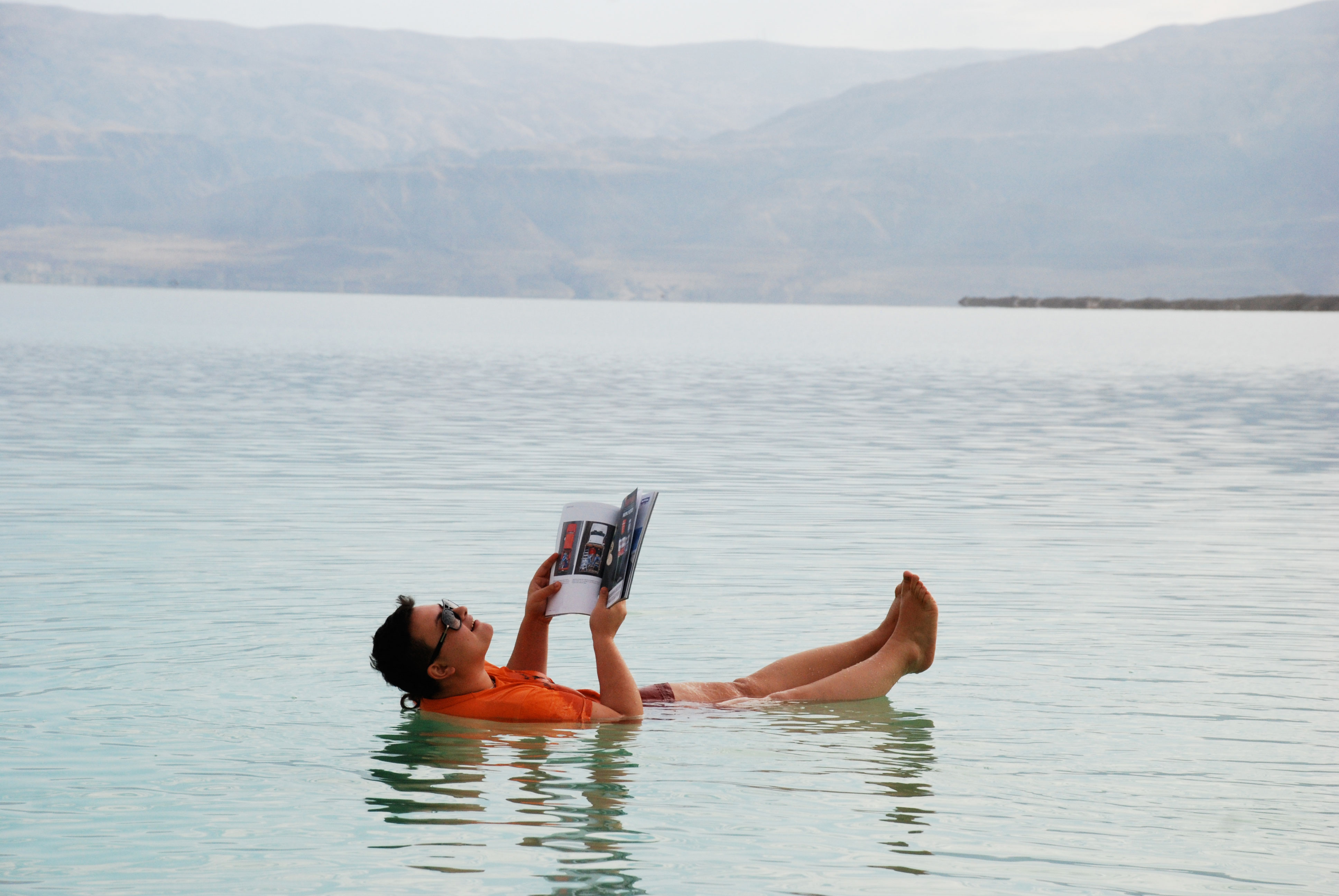 Мертвое море купание. Мертвое море люди. Спа Эйн Геди Мертвое море.